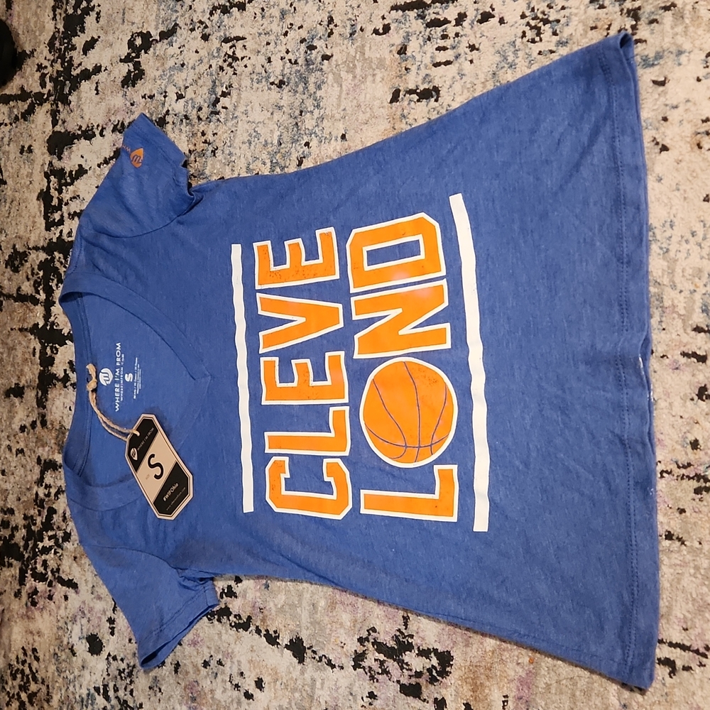 ⭐️NWT where I'm from cleveland v neck